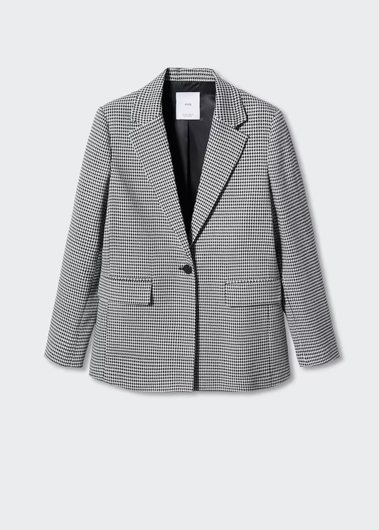 Imagen referencial
https://www.mangooutlet.com/us/es/p/mujer/blazers/americana-pata-de-gallo_47041280